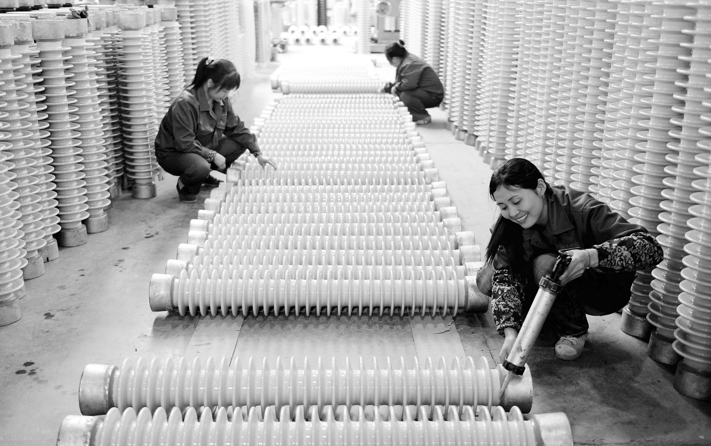 近年來(lái)，國(guó)家電瓷產(chǎn)業(yè)化基地—江西蘆溪縣通過(guò)資源整合、科技創(chuàng)新、引企引資、延伸產(chǎn)業(yè)鏈，積極引導(dǎo)電瓷產(chǎn)業(yè)靠大聯(lián)強(qiáng)，加快電瓷傳統(tǒng)產(chǎn)業(yè)升級(jí)步伐，促進(jìn)已有百年歷史的電瓷產(chǎn)業(yè)朝“規(guī)模型、環(huán)保型、科技型、效能型、國(guó)際型”方向發(fā)展。目前，蘆溪縣共有電瓷企業(yè)68家，規(guī)模企業(yè)45家，所生產(chǎn)的40多個(gè)系列600多個(gè)品種的電瓷產(chǎn)品銷往全國(guó)各地及南非、中東、東南亞等40多個(gè)國(guó)家和地區(qū)。